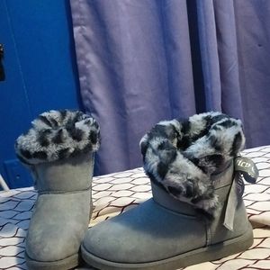 Juicy Couture Keen Frabic/Faux Fur Upper Size 6 Color gray with Frabic Coated